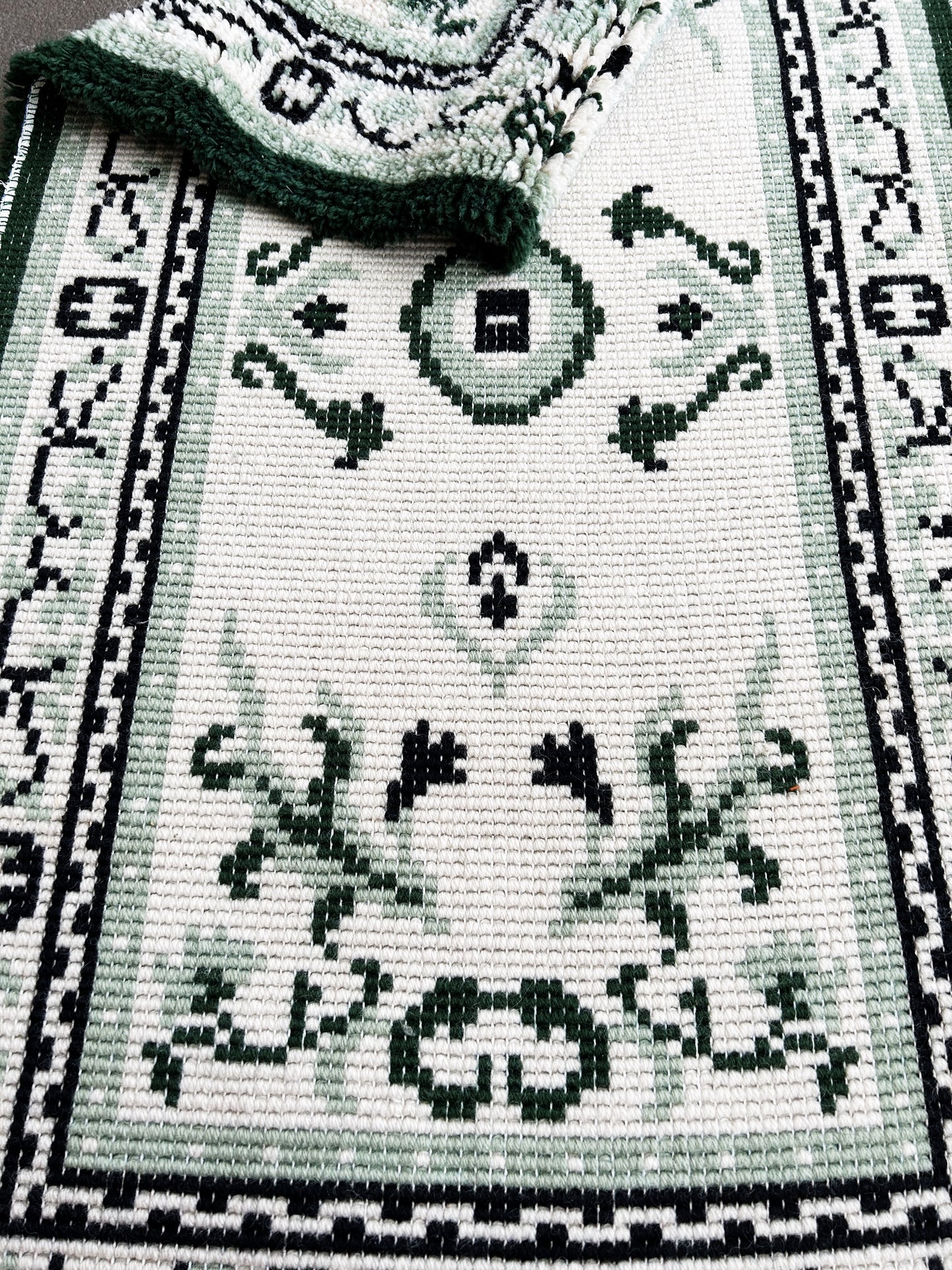 Vtg Shillcraft Handmade Latch Rug