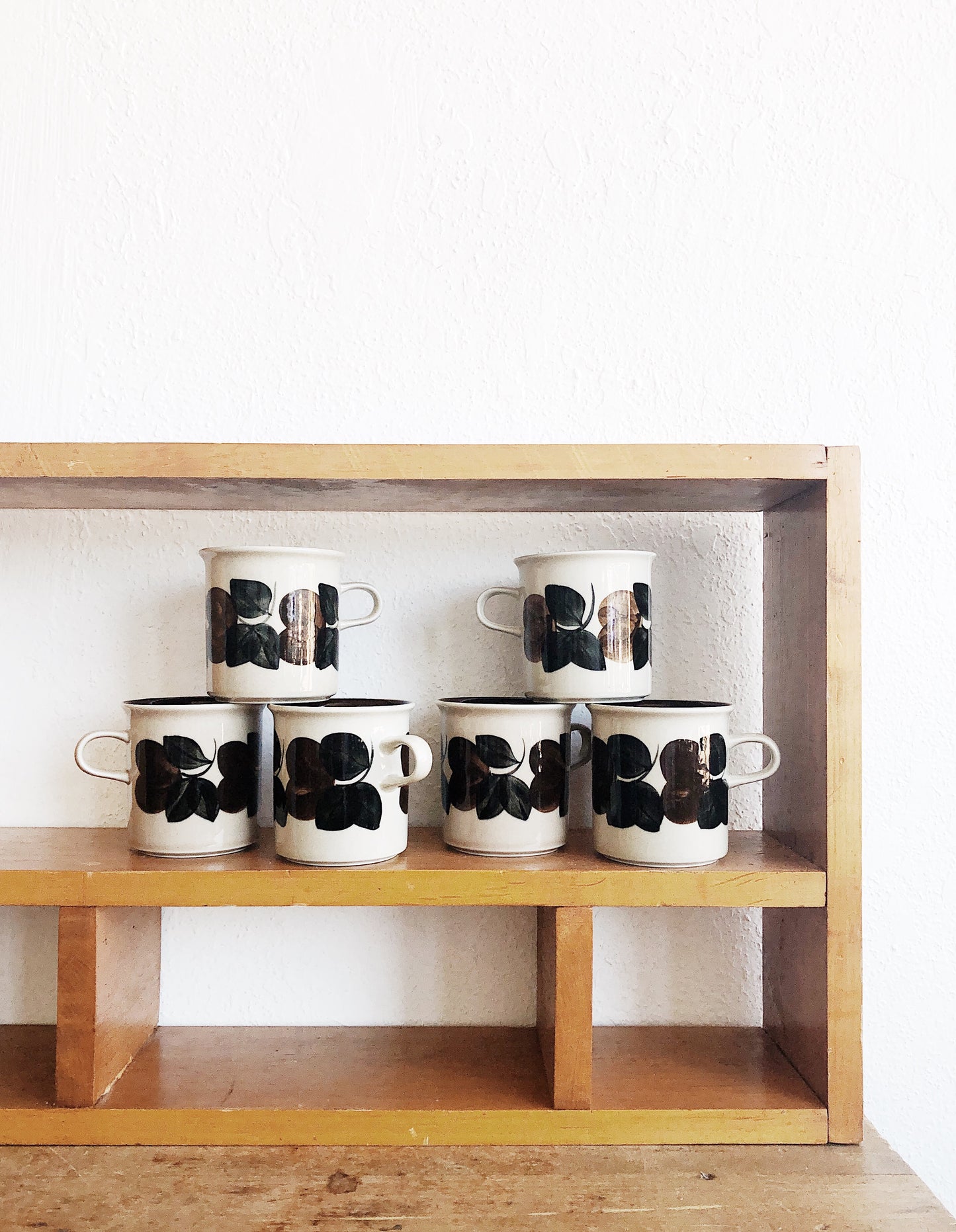 Vintage Arabia of Finland Mug Set