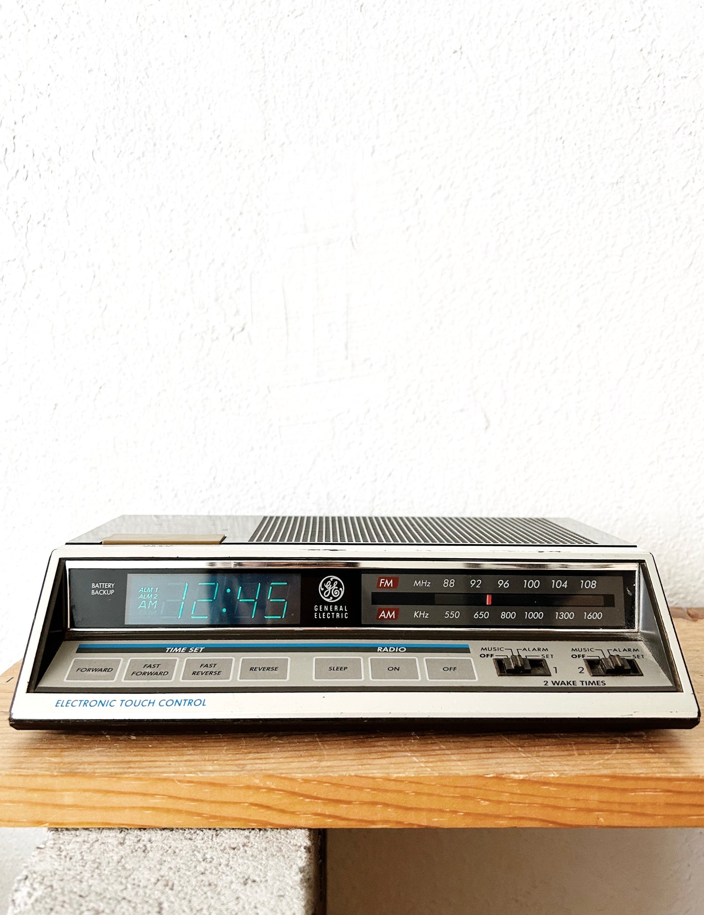 1980’s Vintage GE General Electric FM/AM Dual Alarm Digital Clock Radio