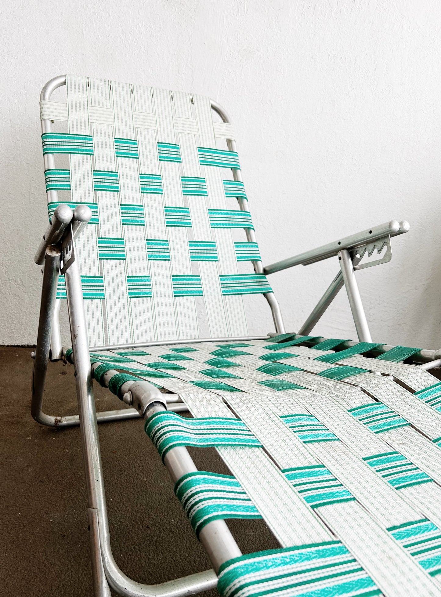 Mid Century Folding Lounge Lawn Chair