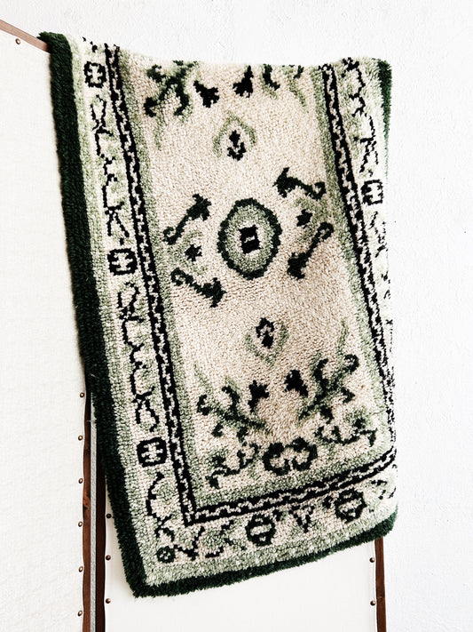 Vtg Shillcraft Handmade Latch Rug