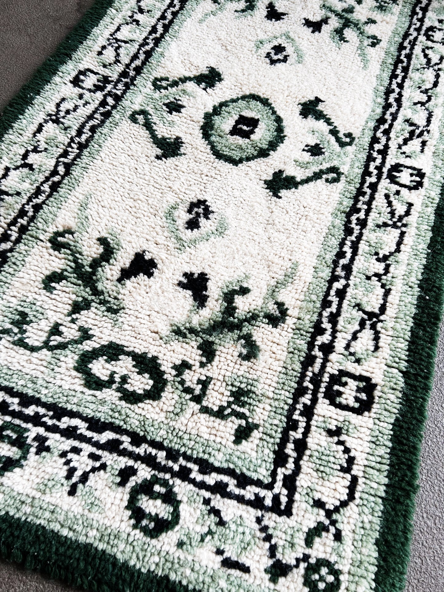 Vtg Shillcraft Handmade Latch Rug