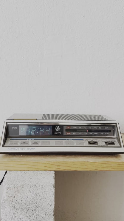 1980’s Vintage GE General Electric FM/AM Dual Alarm Digital Clock Radio