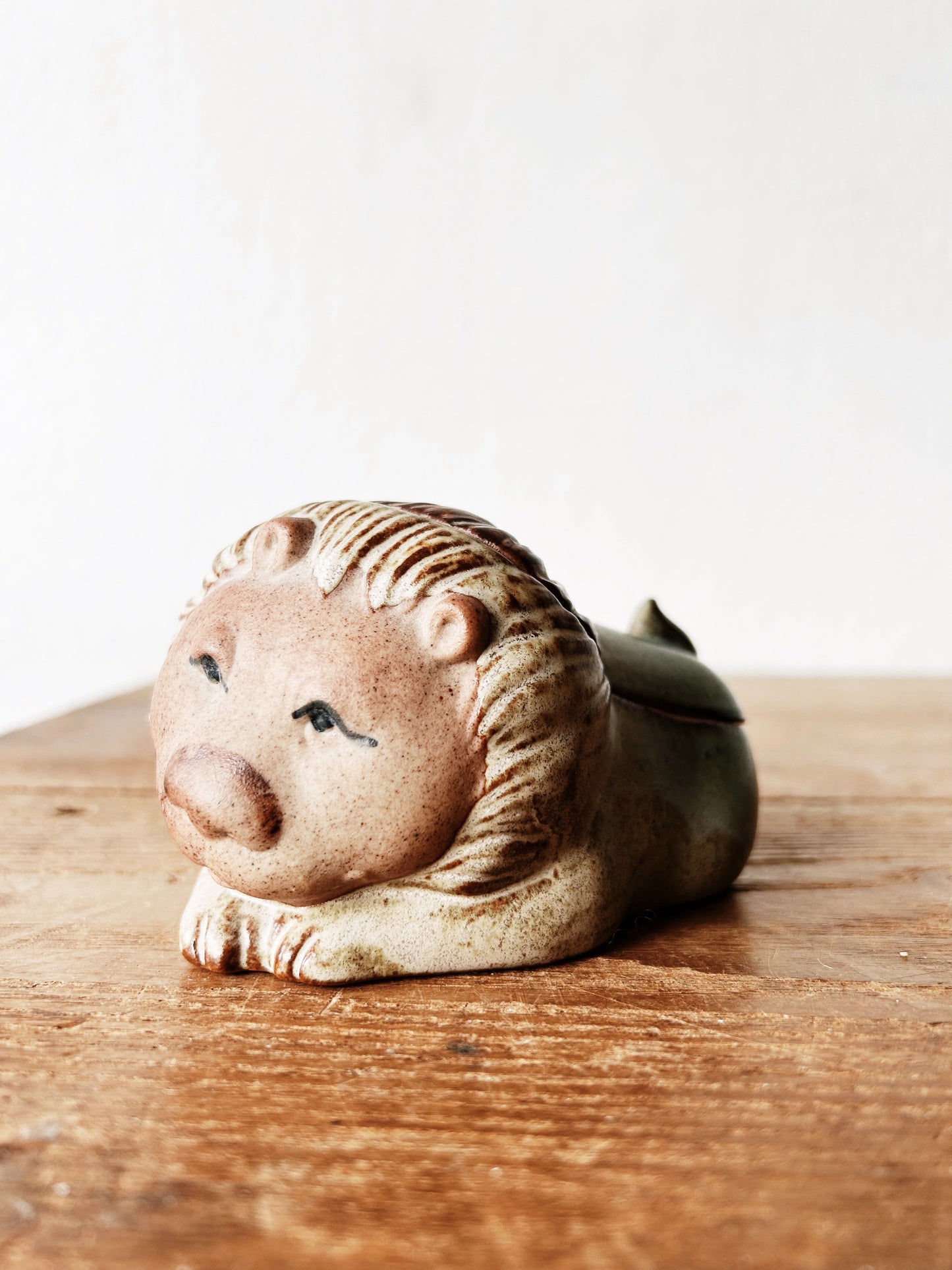 Vintage Lion Pottery Box