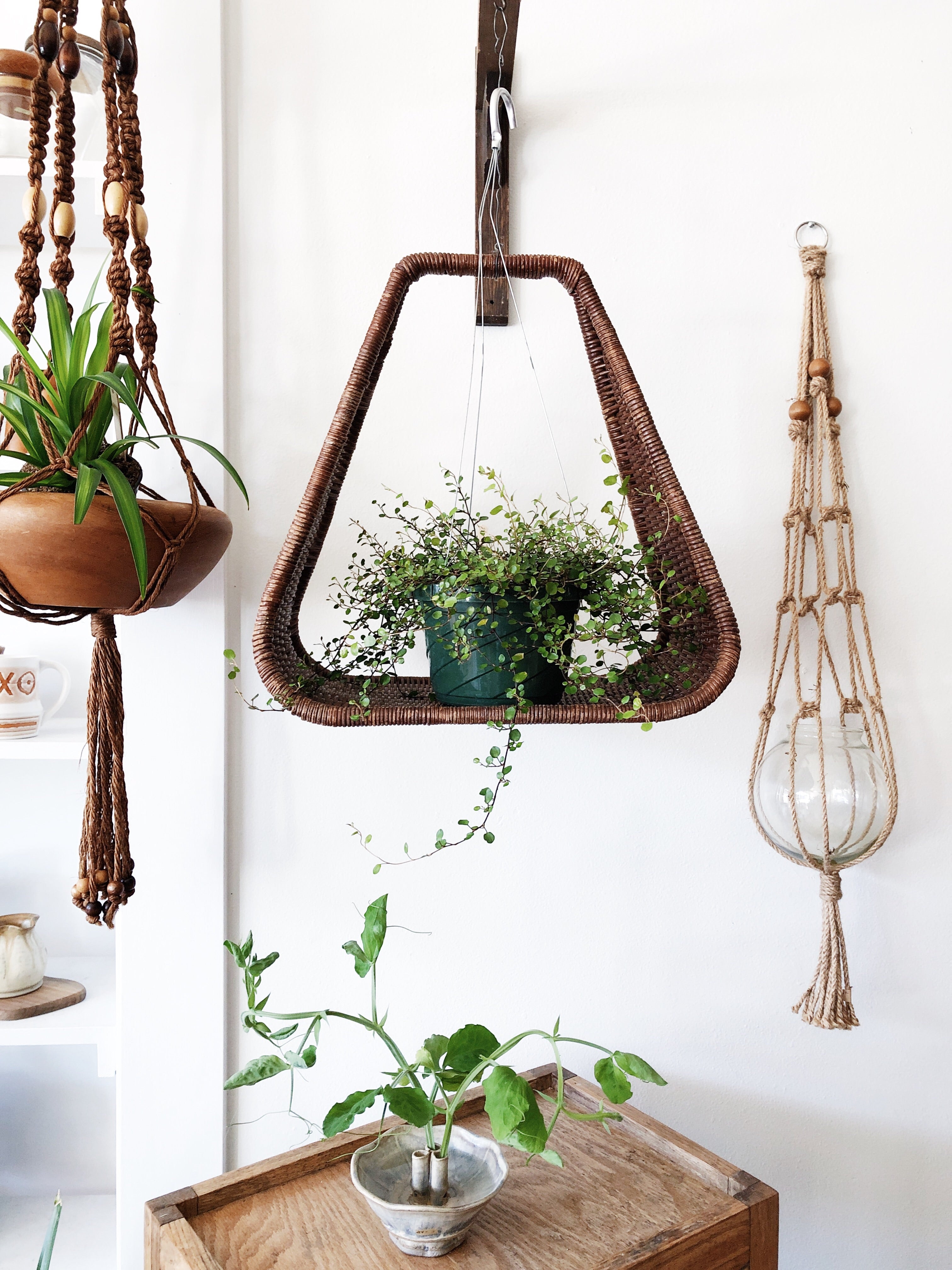 Vintage Triangular Basket Hanger - Thumbnail 2